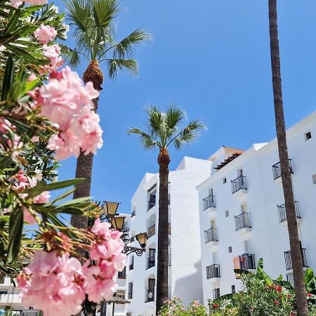 Beautiful Beachfront Newly Renovated 2 Bedroom Apartment With Swimming Pool And Garden San Luis de Sabinillas Bagian luar foto