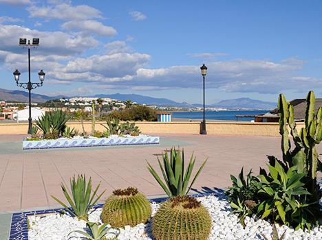 Beautiful Beachfront Newly Renovated 2 Bedroom Apartment With Swimming Pool And Garden San Luis de Sabinillas Bagian luar foto