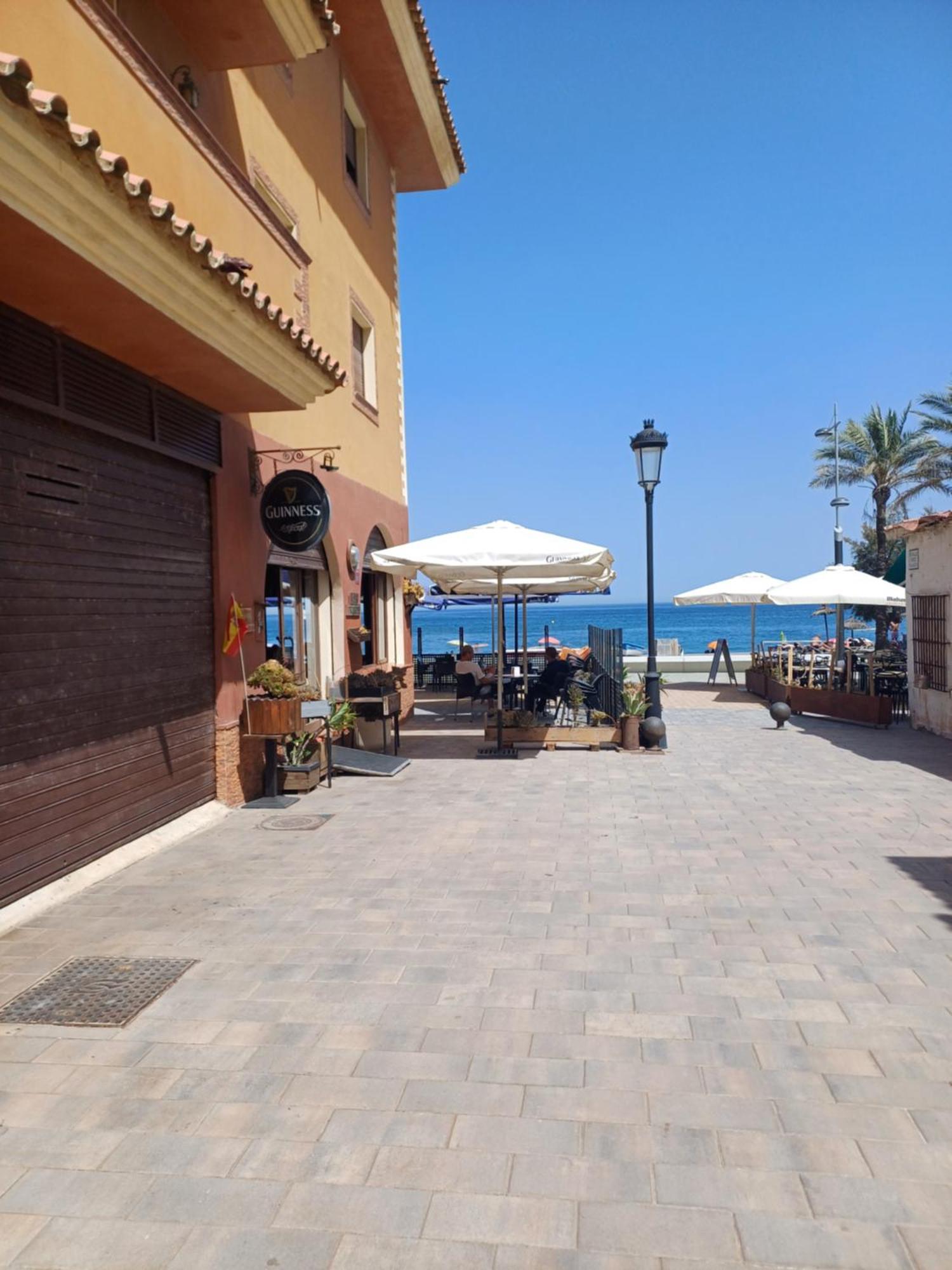 Beautiful Beachfront Newly Renovated 2 Bedroom Apartment With Swimming Pool And Garden San Luis de Sabinillas Bagian luar foto