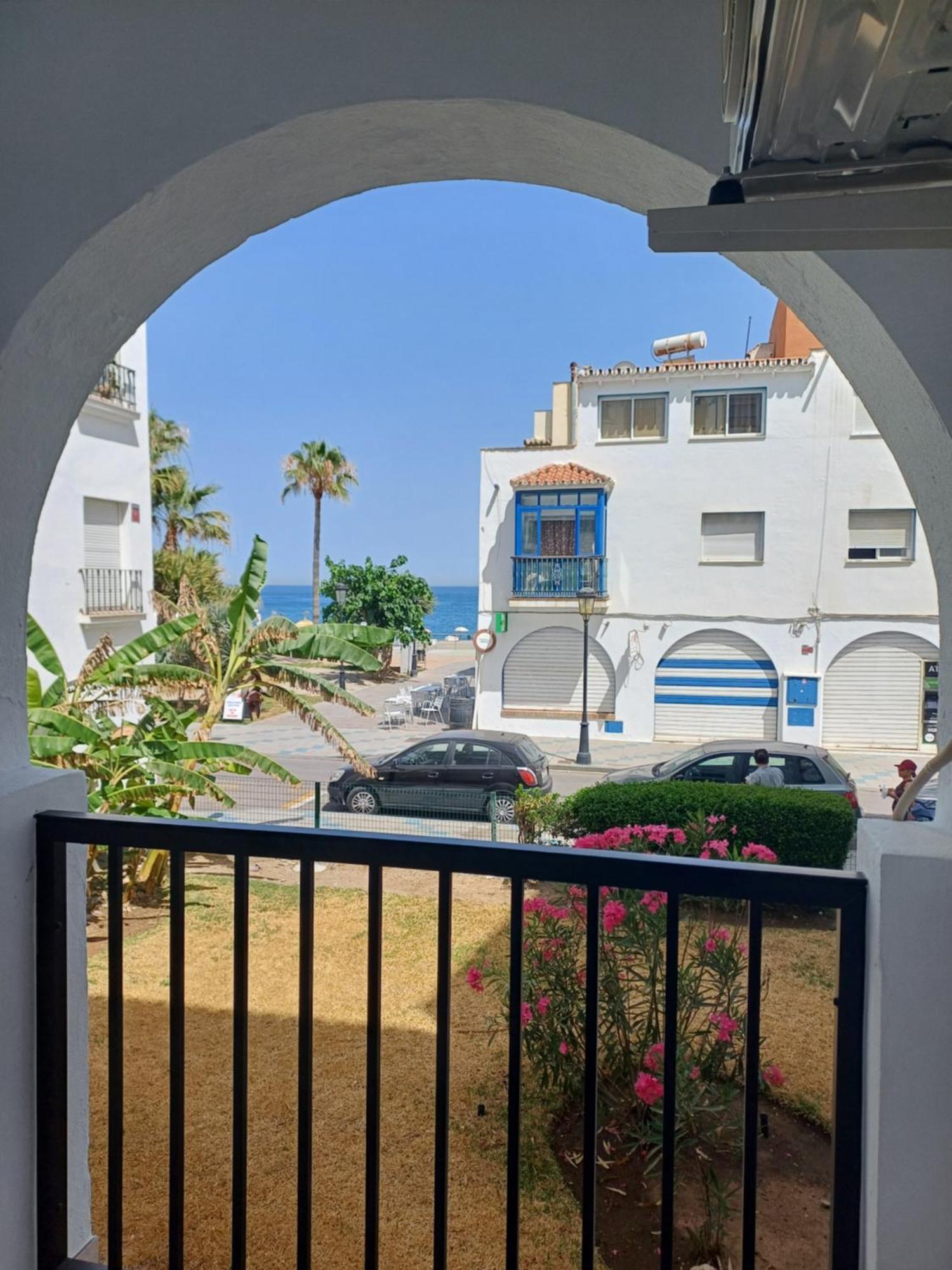Beautiful Beachfront Newly Renovated 2 Bedroom Apartment With Swimming Pool And Garden San Luis de Sabinillas Bagian luar foto